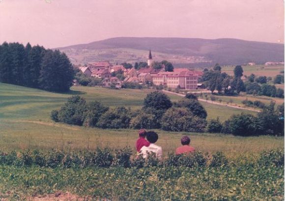 Fotografie z r. 1964 p�edstavuje novou budovu z�kladn� �koly, v n� se vyu�uje pr�v� dvacet let. V�stavba byla ukon�ena v r. 1944 .