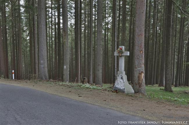 TrasovĂ˝ bod 10 â€“ OdboÄŤka ze silnice do ZuklĂ­na (kamennĂ˝ kĹ™Ă­Ĺľ)