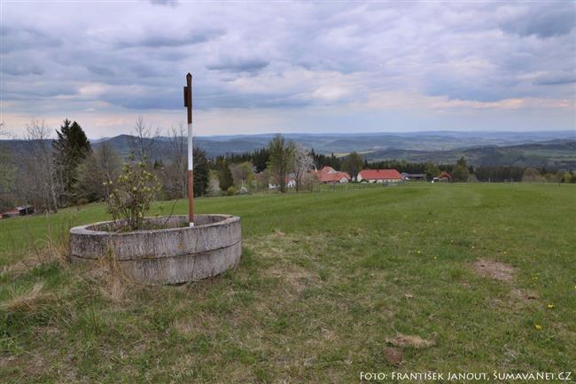 TrasovĂ˝ bod 11 â€“ OrientaÄŤnĂ­ bod (nivelaÄŤnĂ­ tyÄŤka) a vĂ˝hled na ZuklĂ­n a SuĹˇicko